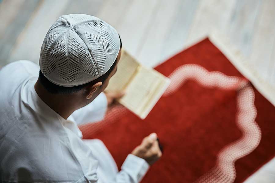 Hombre leyendo Coran Centro Islamico del Uruguay Hombre leyendo Coran